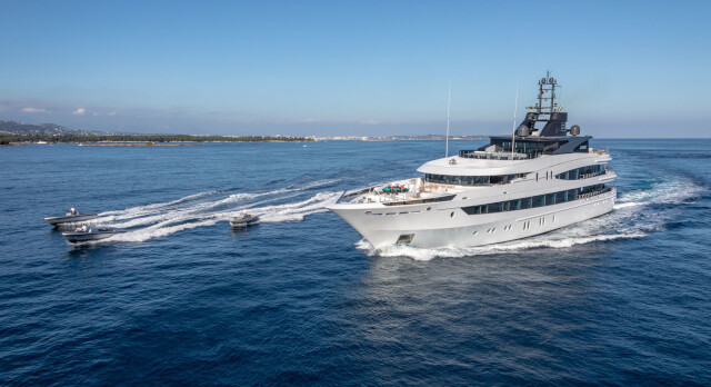 M/Y LUNA B also available for longer term Charters this season.
                                                    