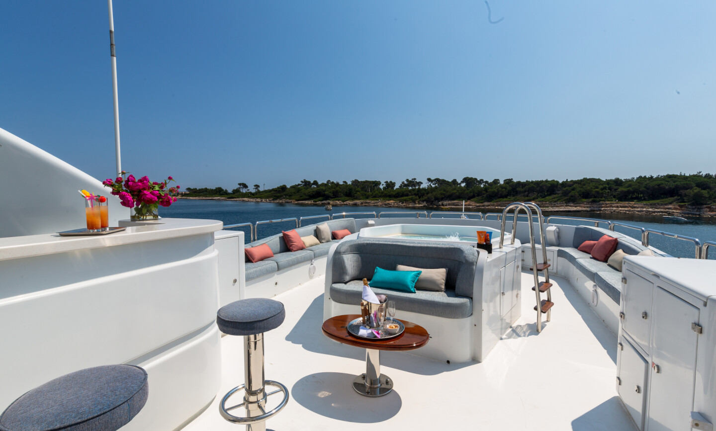 DXB yacht for Charter 2