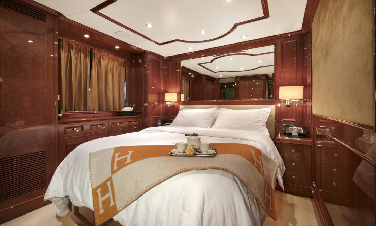 DXB yacht for Charter 9