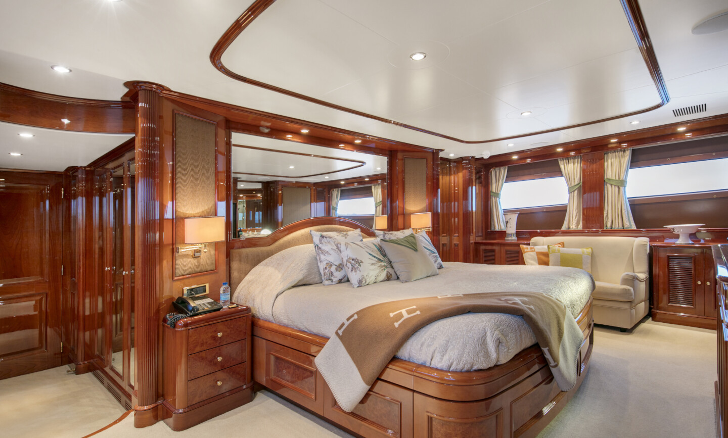 DXB yacht for Charter 10