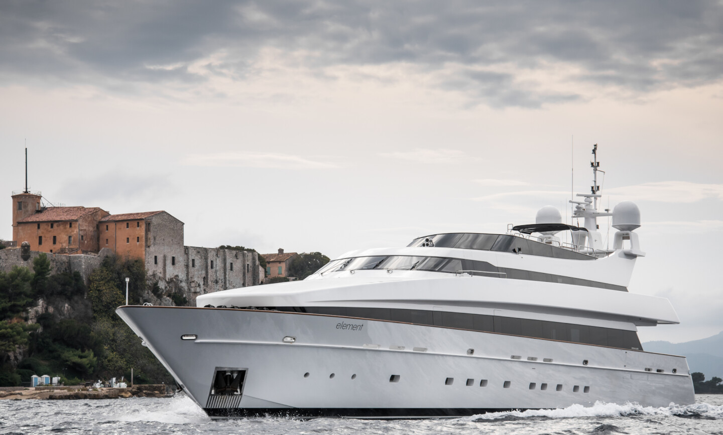 Element yacht for Charter 3
